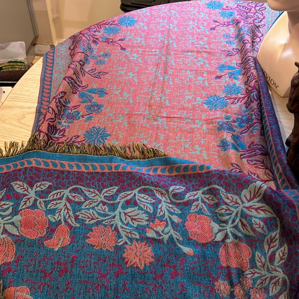 Beautiful light weight I believe scarf - Picture 5 of 7